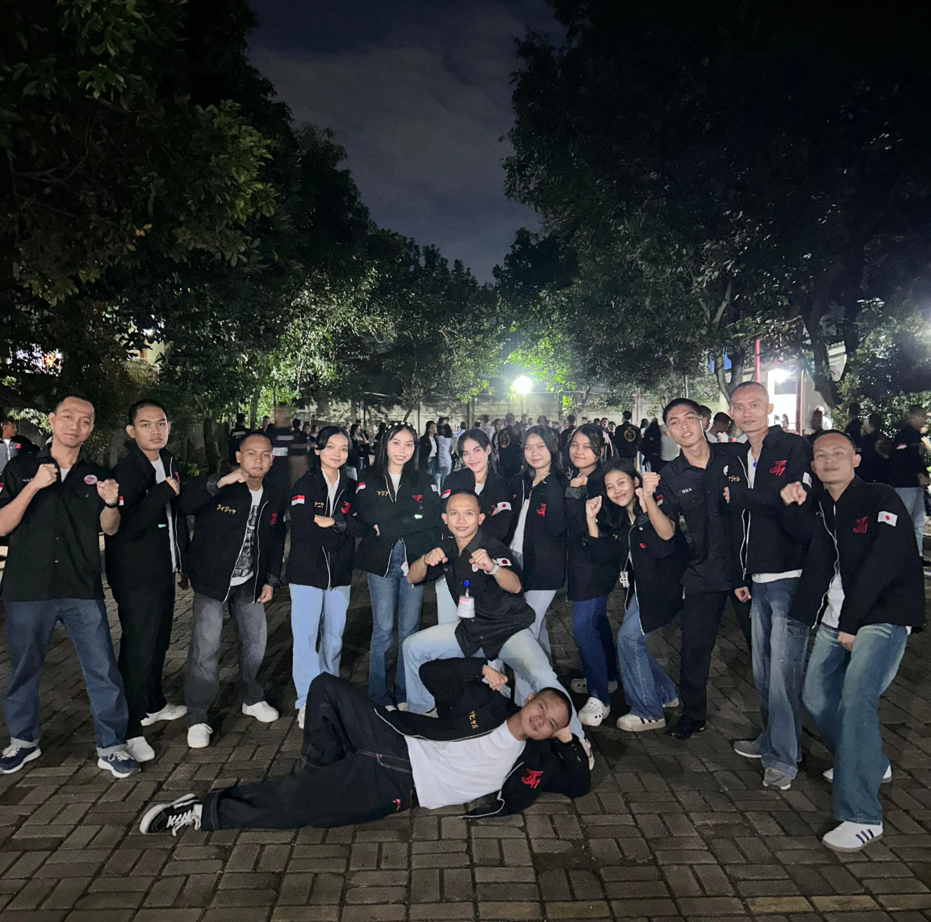 Guru dan alumni LPK berkumpul bersama