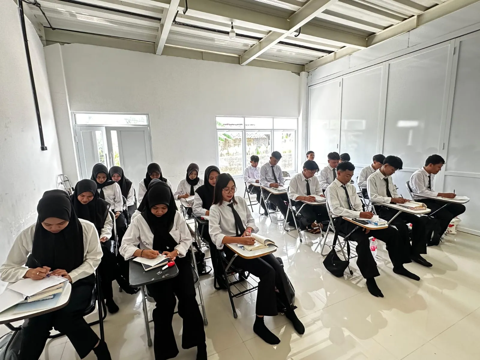 Siswa belajar interaktif di kelas