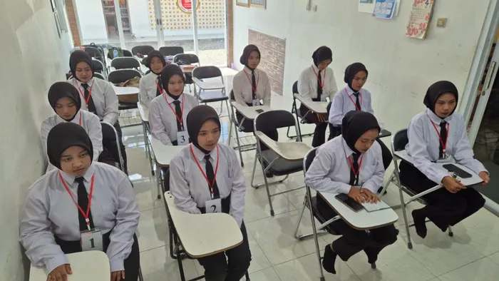 Siswa magang sedang praktek kerja